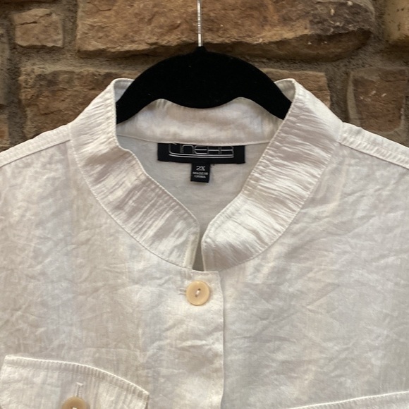 Linear white blouse with cuffed sleeves. Great stitching detail. 2X - Picture 4 of 10